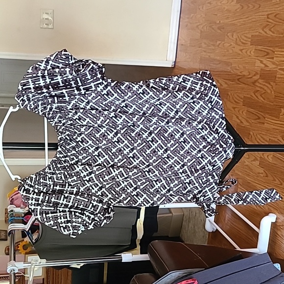 Worthington Scoop Neck - Bottom Side Tie Blouse Size Medium - Picture 8 of 10